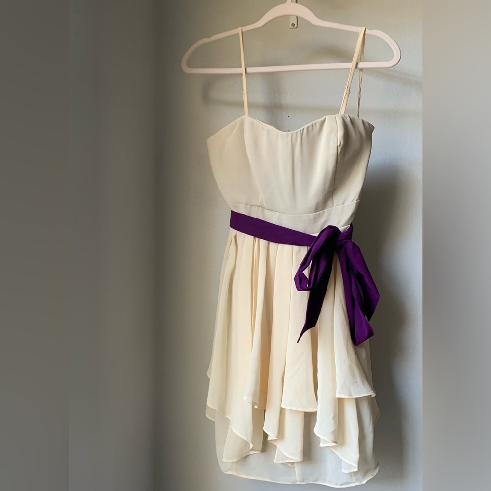Pearl White dress, knee lenght with removable purple belt